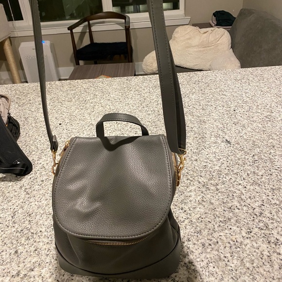 Adjustable & Convertable Shoulder Bag/Backpack - Picture 3 of 4